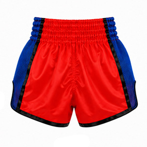 Shorts de Muay Thai pour hommes en satin polyester rouge et bleu, taille haute, fermeture élastique, respirant, décontracté, logo frontal - Product Image 3