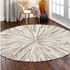 Alfombra redonda de cuero de vaca a rayas, alfombra beige hecha a mano para sala de estar y asientos - Product Image 1