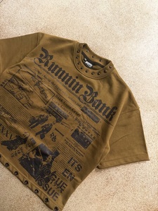 Camiseta Gráfica Personalizada con Tachuelas, Estampado de Periódico Oversize, Estilo Urbano, Algodón Pesado, Manga Corta, Top de Moda OEM ODM - Product Image 2