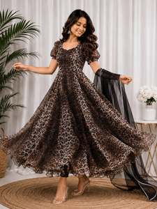 Vestido Anarkali de seda organza con estampado digital y gran vuelo, ideal para fiestas, con conjunto de dupatta de georgette y encaje de diseñador. - Product Image 2