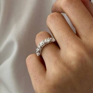 แหวนครบรอบ 2.5 กะรัต เพชรเพาะเลี้ยงในห้องปฏิบัติการ ทองคำขาว 14k แบบครึ่งวงแหวน ประดับเพชรแบบ Trellis - Product Image 5