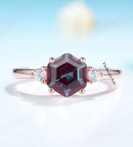 แหวนอะเล็กซานไดรต์ทรงหกเหลี่ยมเปลี่ยนสีได้ สีม่วงอะเล็กซานไดรต์ ทองชมพู 14k ของขวัญสำหรับผู้หญิง แหวนทรงรัศมี ของขวัญเครื่องประดับอะเล็กซานไดรต์ - Product Image 1