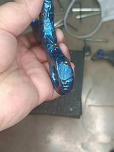 Ciseaux en acier inoxydable de qualité supérieure avec finition bleu violet et or pour une coupe de précision professionnelle, couture, tailleur, artisanat - Product Image 3