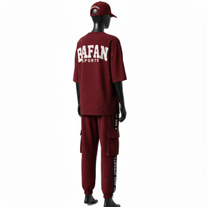 Ensemble deux pièces pour femme en molleton de coton de haute qualité, t-shirt et pantalon cargo à empiècements latéraux couleur bordeaux uni, logo imprimé personnalisé. - Product Image 5