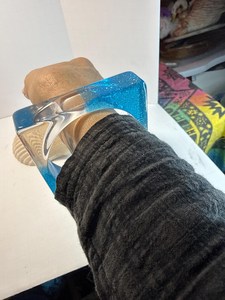 Bracelet en résine carré haut de gamme, léger et confortable à porter, artistique et élégant, couleur personnalisée, artisanat fait main par HWC - Product Image 3
