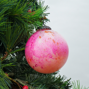 Boule de Noël en verre rose ombré texturée, ronde, à suspendre, pour décoration festive de sapin - Vente en gros - Product Image 4