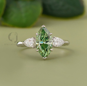 Bague trois pierres en diamant de laboratoire vert vif 1,64 ct taille marquise avec accents latéraux en poire argent et or, bijoux de fiançailles et de mariée uniques - Product Image 1
