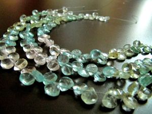 Perles de pierre d'aquamarine naturelle multicolores facettées en forme de cœur, 10 pouces de long - Product Image 1