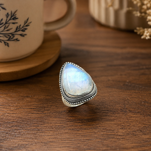 Anillo Boho Unisex con Piedra Lunar Arcoíris Natural en Engaste de Bisel, Hecho a Mano en Plata de Ley 925 con Baño de Oro Rosa - Product Image 2