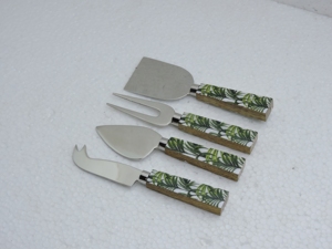 Juego de 4 utensilios para queso ecológicos antideslizantes con cuchillas de acero inoxidable, mangos de madera y diseño de hojas tropicales. Solo lavar a mano. - Product Image 1