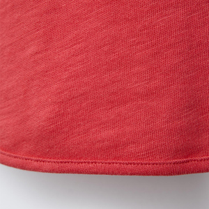 Conjunto unisex de camiseta roja y pantalones cortos de manga corta con cuello redondo, conjunto informal de verano estampado de 2 piezas. - Product Image 4