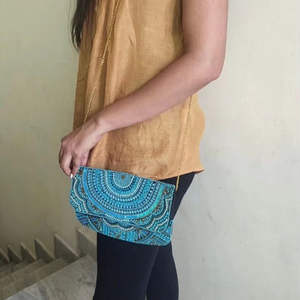 Bolso Casual de Lujo Hecho a Mano en India, Surtido de Cuentas de Vidrio Multicolor, Bolso Artesanal Local Duradero, Bolsos Promocionales - Product Image 3