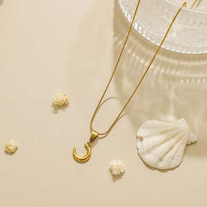 สร้อยคอจี้รูปพระจันทร์สำหรับผู้หญิง ทำจากสแตนเลส 304 ชุบทอง 18K พร้อมสายโซ่แบบงู กันน้ำ - Product Image 2