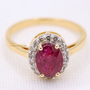 Bague en or jaune massif 14 carats avec rubis naturel ovale et halo de diamants sertis à griffes, bijoux fins, Memoria Jewels - Product Image 1