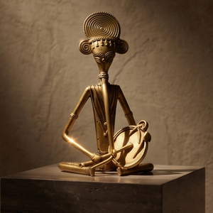 Sculpture de Musicien Batteur Tribal Traditionnel en Laiton, Figurine d'Art Populaire 3D Moulée pour Décoration Intérieure et Cadeau - Product Image 3