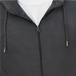 Sudadera con capucha y cremallera de color carbón oscuro, corte ajustado, textura ligera, estilo atlético moderno y atractivo para un look urbano versátil. - Product Image 3