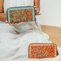 Porte-passeport antivol en cuir véritable fait main, style vintage pour femme, avec lettres gravées et fermeture éclair à pompon