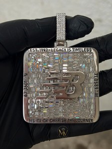 จี้โลโก้ NB แบบ Iced Out ประดับเพชร VVS ทรงบาแกตต์ ดีไซน์สี่เหลี่ยมจัตุรัส เงินแท้ 925 เครื่องประดับฮิปฮอปสำหรับผู้ชาย - Product Image 5