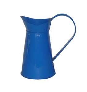 Pichet décoratif en métal au design personnalisé avec longue poignée pour l'arrangement floral et la décoration d'événements à domicile - Product Image 1