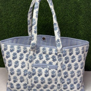 Sac fourre-tout en coton matelassé, imprimé à la main, motif floral bohème, durable, pour femmes - Idéal pour la plage, les voyages et les cadeaux, cadeaux de Noël, mariage - Product Image 3