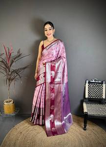 Sari de Seda Kanjivaram Hecho a Mano por Diseñadores con Pallu Rico en Zari Plateado y Tejido Tradicional - Product Image 2
