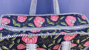 Sac fourre-tout matelassé floral bleu marine pour femme avec poignées rayées noir et blanc, sac à bandoulière ouvert, sac en coton imprimé bleu marine, noir - Product Image 2