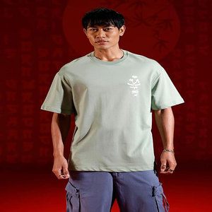 เสื้อยืดแขนสั้นทรงปกติสำหรับผู้ชาย ด้านหลังสีพื้น สไตล์สตรีท ผ้าเจอร์ซีย์คอตตอน 100% ระบายอากาศได้ดี ป้องกันการเป็นขุย และแห้งเร็ว - Product Image 4