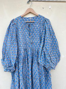 Elegante vestido midi bohemio azul y rosa con estampado floral, hecho a mano con algodón, con cuello de lazo y estampado étnico, vestido informal para mujer. - Product Image 4
