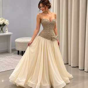 Robe de soirée longue coupe trapèze en sequins ivoire champagne, ornée d'un corset, décolleté cœur, jupe fluide en mousseline et nœud décoratif - Product Image 4