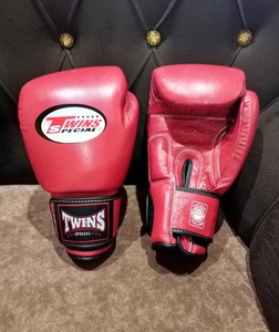 Guantes de Boxeo Twins Muay Thai Sanda Hechos a Mano con Cuero Genuino de Vaca, para Entrenamiento Profesional, Sparring, Transpirables, con Muñequera Ajustable - Product Image 1