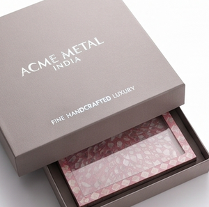 Plateau de service rose modeste à motifs géométriques avec couvercle transparent pour offrir en cadeau, présenter des chocolats et sublimer la présentation de table - Product Image 6