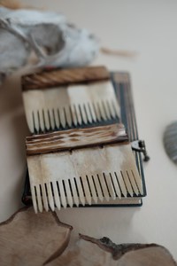 Peines de Hueso de Búfalo Natural Pulidos con Dientes Lisos, Diseño Rústico para Decoración del Hogar a un Precio Muy Económico por Royal Artisans - Product Image 4