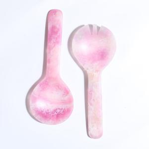 Ensemble cuillère et fourchette en résine verte avec poignées ondulées uniques et finition marbrée brillante pour une présentation élégante lors des repas et pour servir les salades - Product Image 4
