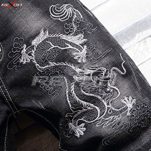 Shorts en jean personnalisés pour hommes, fabricant OEM au Pakistan, parfaits pour la mode estivale, les tenues urbaines et le confort quotidien. - Product Image 4