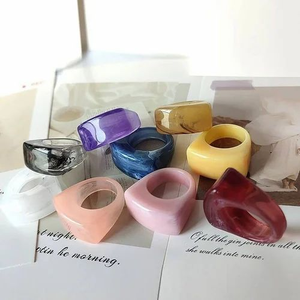 FAIZA CRAFT FC-9116 Bague Statement Unisexe Faite à la Main en Résine Rouge Large Irrégulière Translucide Marbrée, Moulée Artistiquement et Polie - Product Image 5