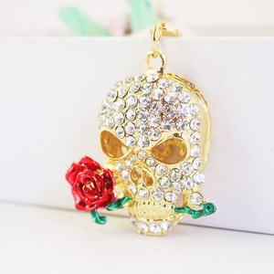 Portachiavi Teschio che Morde la Rosa con Strass, in Lega Dorata con Anello Apribile, per Decorazione Borsa a Tema Giorno dei Morti - Product Image 3
