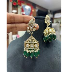 Pendientes Kundan con Zirconia y Acabado Dorado Glamuroso, con Aspecto de Piedra, para Mujeres y Chicas, para Looks de Noche, para Fiestas, a la Moda - Product Image 1