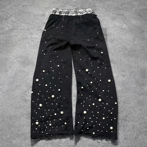 Pantalones Anchos Negros de Cintura Alta Personalizados con Decoración de Perlas, Estilo Urbano Desgastado, Pantalones para Hombre con Cintura Elástica - Product Image 3