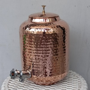 Distributeur d'eau en cuivre de grande capacité, design vintage à finition martelée, très demandé, pour usage domestique, avec couvercle et robinet - Product Image 1