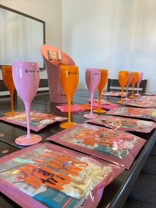 Nouvelles Flûtes Décoratives de Mariage 150ml Personnalisées en Acrylique Réutilisables Écologiques Multicolores pour Fêtes - Product Image 3