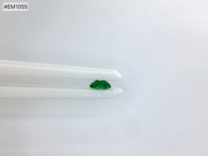 พลอยมรกตแซมเบียสีเขียวธรรมชาติ 100% รูปทรงวงรี น้ำหนัก 0.65 กะรัต คุณภาพสูง สีอ่อนใส เหมาะสำหรับแหวนและจี้ - Product Image 5