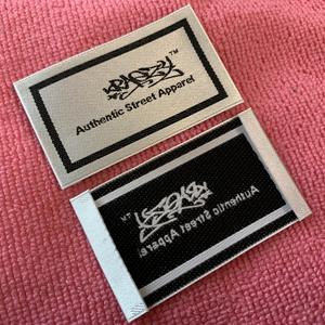 Étiquettes tissées satinées personnalisées TITAN TREAD WEAR avec logo de marque, pliage d'un côté, lavables, bords découpés au laser, fixation par couture pour vêtements - Product Image 2