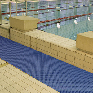 Alfombra de goma azul antideslizante para exteriores y áreas comerciales con superficie perforada - Product Image 4