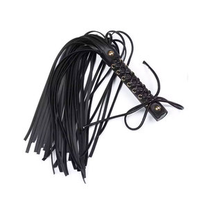 Látigo de Cuero de Alta Calidad para Adultos con Malla y Tiras Negras, Mango con Remaches Metálicos - Product Image 1