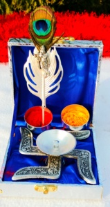 Caja de Puja Plateada para el Dios Krishna con Swastik Roli Chawal, Soporte Majestuoso de Hoja de Swastik para el Ídolo del Dios Krishna - Product Image 1