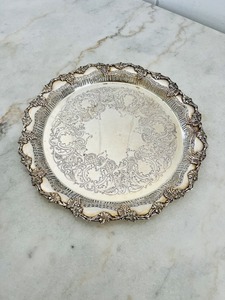 Bandeja Decorativa Redonda Plateada con Patrón Floral Grabado, Diseño Tradicional, Plato de Servir Metálico Ornamental - Product Image 1