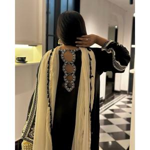 Magnifique ensemble de costume noir indien et pakistanais taille 2XL pour les fêtes, rehaussé par des broderies de fils par LC - Product Image 1