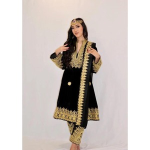 Exquisito Vestido Afgano de Terciopelo Morado con Bordado Metálico Dorado Ornamentado y Detalles Intrincados en las Mangas para Eventos Formales - Product Image 1