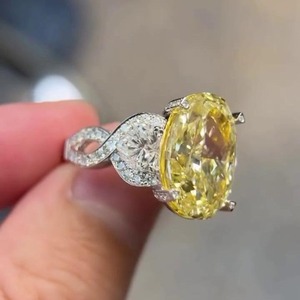 Anillo de compromiso de tres piedras con diamantes de laboratorio amarillos ovalados de 11 quilates en oro blanco, anillo de diamantes para mujer de la India. - Product Image 4