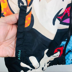 เสื้อแจ็คเก็ตกันลมแบบมีฮู้ด คอตั้ง เคลือบกันน้ำ พิมพ์ลายตัวอักษรสีดำหลากสีทั่วตัว สำหรับผู้ชาย - Product Image 5